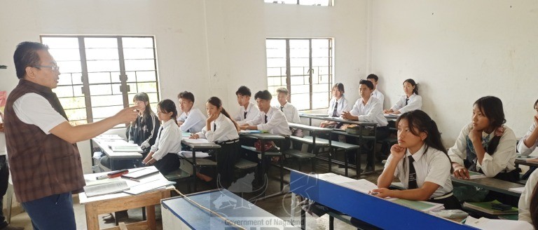 DC Peren Hiazu Meru interacting with the students during his visit to Ngwalwa Govt High School on March 28. (DIPR Photo)